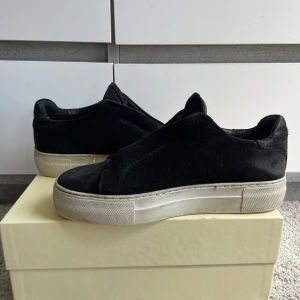 arigato skor - säljer mina arigatos ”clean 360 laceless” ❣️❣️ dem är väl använda men inga defekter!! sko låda kan fås med om så önskas, strl 37 men passar nog 38 med