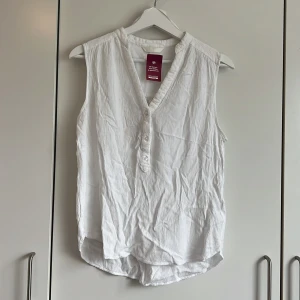 Vit blus - Blus köpt second hand för 69kr men aldrig använd efter det.