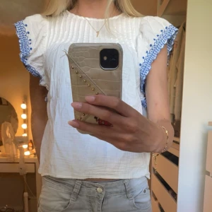 Topp - Säljer nu min sjukt fina topp me volanger, använd Max 2 ggr ❣️är i storlek 11-12 yr men sitter som XS