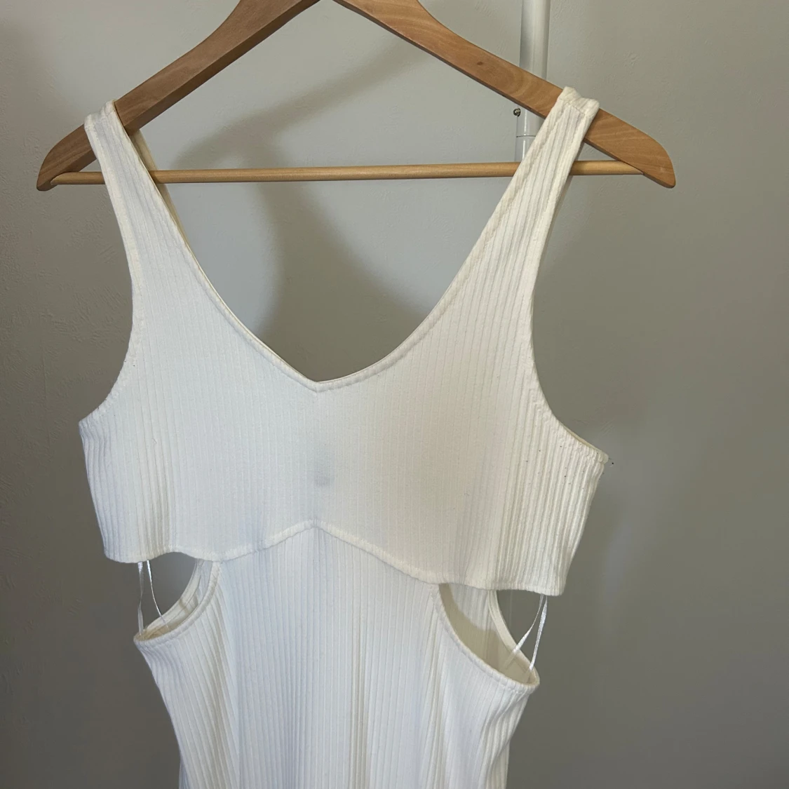 Vit lång klänning med slits i sidorna.