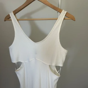 Vit lång klänning med slits i sidorna.  - Srl M. Skulle säga den sitter som en S/M.  Använd en gång, från divided. 