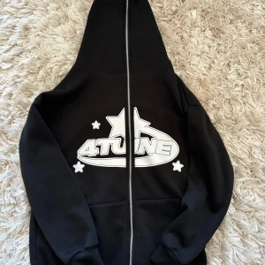 4 tune full zip hoodie - 4 tune hoodie helt ny använd Max två gånger  