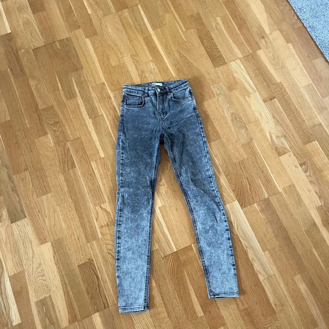 Gråa jeans
