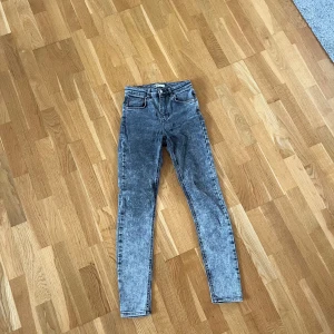 Gråa jeans - Gråa skinny jeans med lite tjockare material. Storlek 36 från gina. Bra skick.