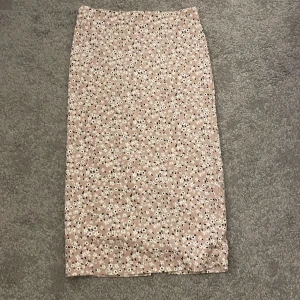 Medium lång kjol - Knappt använd, liten fraktur vid jacket bak på kjolen.