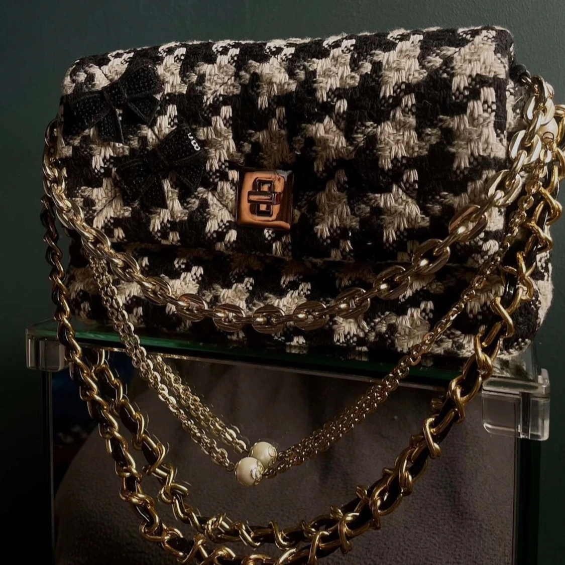 Väska med kedjor och rosetter - 92