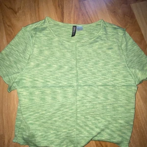 Grön magtröja  - Som sagt grön magtröja ish från HM. Har använts kanske 2 gånger sen jag köpte den men säljer pga inte min stil och för liten egentligen. Står L på lappen men passar utan problem på M och S också.