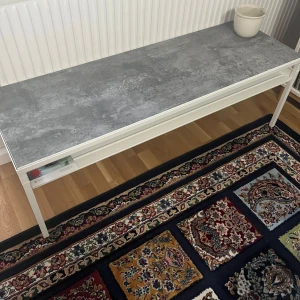 Möbler - Hej jag vill bli av med möbler ”OBS! Kan endast hämtas Västerås jag har ingen möjlighet lämna genom körning kom och hämta” Bjuder dig gärna kaffe/te fika om du har vägarna förbi, Fråga gärna om priset möbel, TV bordet kostar: 250kr Mattan kostar: 100
