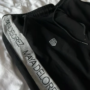 Mjukisbyxor  - Helt helt helt oanvända mayadelorez mjukisbyxor aldrig nånsin använda då jag fick dom i present å de var fel storlek💕 ny pris 649 