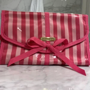 Victoria secret rese necessär  - Victoria secret necessär med krok. Perfekt necessär att ha med sig när man reser💗