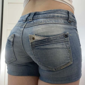 Lågmidjade jeansshorts från Vero Moda 💕 - Midjemått: 39cm. Längd: 27.5 cm.✨ Står ingen storlek men passar bra på mig som har storlek XS. Har sytt dem lite kortare.💕