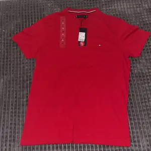 Mycket fin Hilfiger t-shirt Aldrig använd Inga skador på t shirten Köpt för 275.