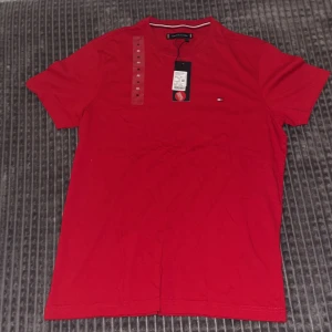 Tommy Hilfiger T-shirt - Mycket fin Hilfiger t-shirt Aldrig använd Inga skador på t shirten Köpt för 275.