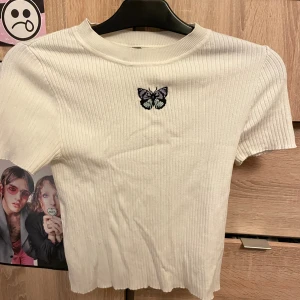 Sött linne med fjäril  - Jätte gullig topp  med en söt fjäril på 