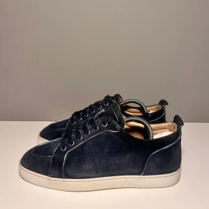 Christian Louboutin  - Säljer ett par loubs i storlek 42, cond 7/10. Kommer med dustbag