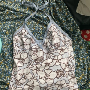 halternecktopp - halterneck topp tidigt 2000-tal, bra skick, köpt för 120kr second hand. storlek 36/38, rätt stretchigt material. märke: girls casual wear rocky. pris kan alltid diskuteras! 