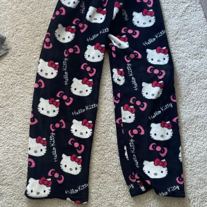 Hellokitty byxor - Hellokitty pjamasbyxor med ett väldigt fluffigt material, typ i storlek M men har resår och funkar för både mindre och större storlekar