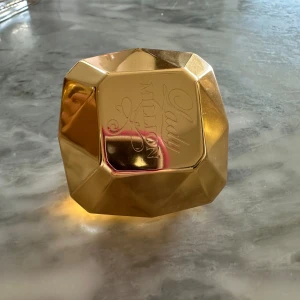 paco rabanne lady million  - paco rabanne lady million 30 ml  Nypri: 810kr på kicks   Nästan oanvänd - skulle säga att det är 20-25 ml kvar   Eau de Parfum 