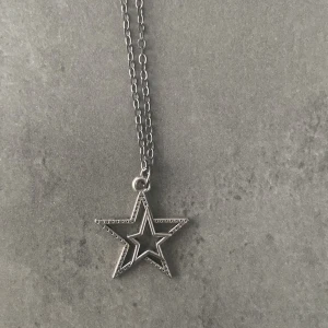 Stjärn halsband  - Jättefint stjärnhalsban. Har haft på mig en gång. 💖