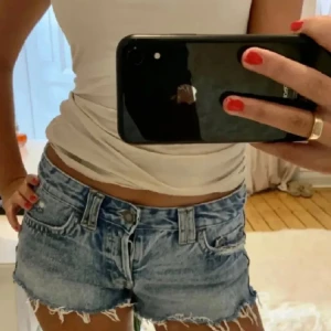 Jeansshorts - Säljer dessa snygga jeansshorts då de är lite för små på mig! Lånade bilder 