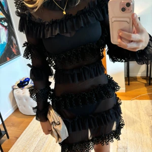 OW collection klänning  - OW Intimates - GRACE MESH - cocktail klänning  Sparsamt använd  Inga defekter  Kan även användas med en svart kjol eller shorts under.  Köptes från Zalando med nypris på 1700kr