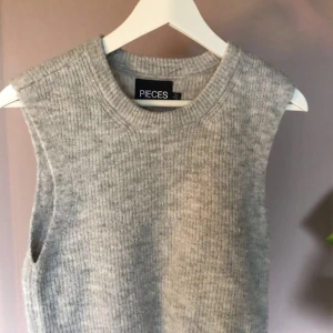 Ärmlös stickad tröja - Tröjan är knappt använd, säljer för den inte kommit till så mycket användning.  Tröjan är i ett skönt material som inte kliar som vissa stickade tröjor kan uppfattas. Tröjan är i storlek M men den är liten i storleken. Köparen står för frakten.💗