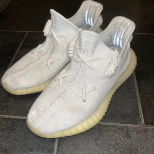 Yeezy 350 - Yeezy boost 350 v2 triple white  I fint skick  Storlek 40 ena sulan är borta 