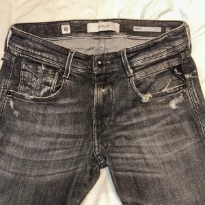 Replay anbass jeans - Replay anbass jeans i storlek 29, byxorna är i bra skick (köpta med slitningar). Köpta på NK Göteborg. Hör av er vid frågor!