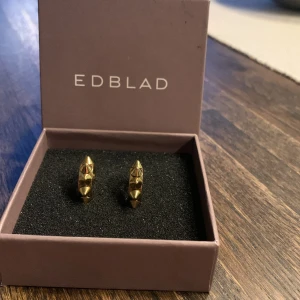 Edblad örhängen i guld -  Edblad örhängen i guld. Nypris 400kr. Säljer de nu för 200kr. De är i storlek M. Fint skick. 💗