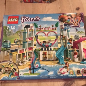 Lego friends 41347 - Heart lake hotell Lego friends som har varit använd lite gran och har några saknade bitar de är antingen utbytta av snarlika bitar eller bara saknade då de inte är så viktiga! Allt fungerar som det ska förutom slutet av linbanan. Pruta på bara!✨💖