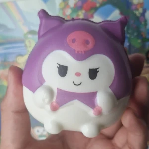 Sanrio / Hello Kitty squishy - Kuromi - en jätte söt squishy av Kuromi! Bra för personer som älskar squishy, sanrio eller eller vill släppa lite stress ❤️