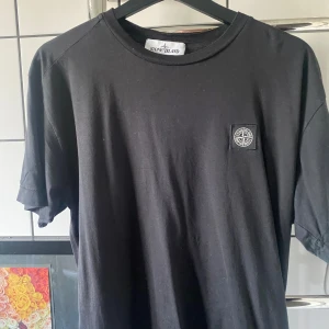 Stone Island t-shirt  - Skön tröja i väldigt gott skick. 