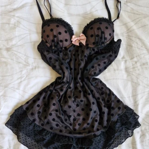 Nattlinne Hunkemöller - Supersött nattlinne tillhörande Hunkemöllers Sylvia Collection! (Slutsåld) 🌸 Storlek S, A-kupa  I fint skick! Hör gärna av er vid frågor :)