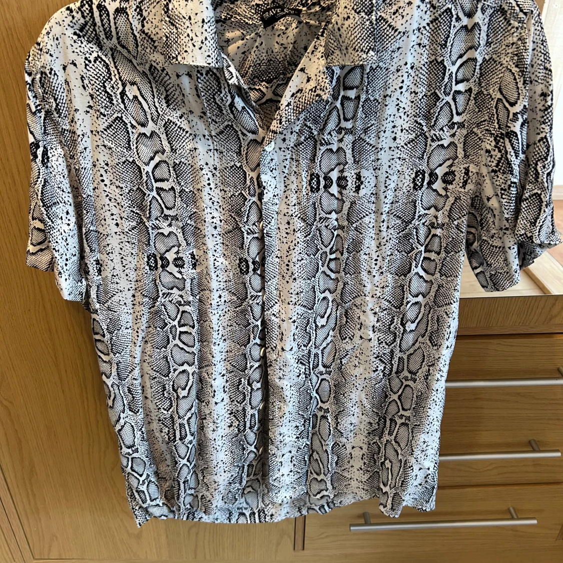 Ormmönstrad skjorta