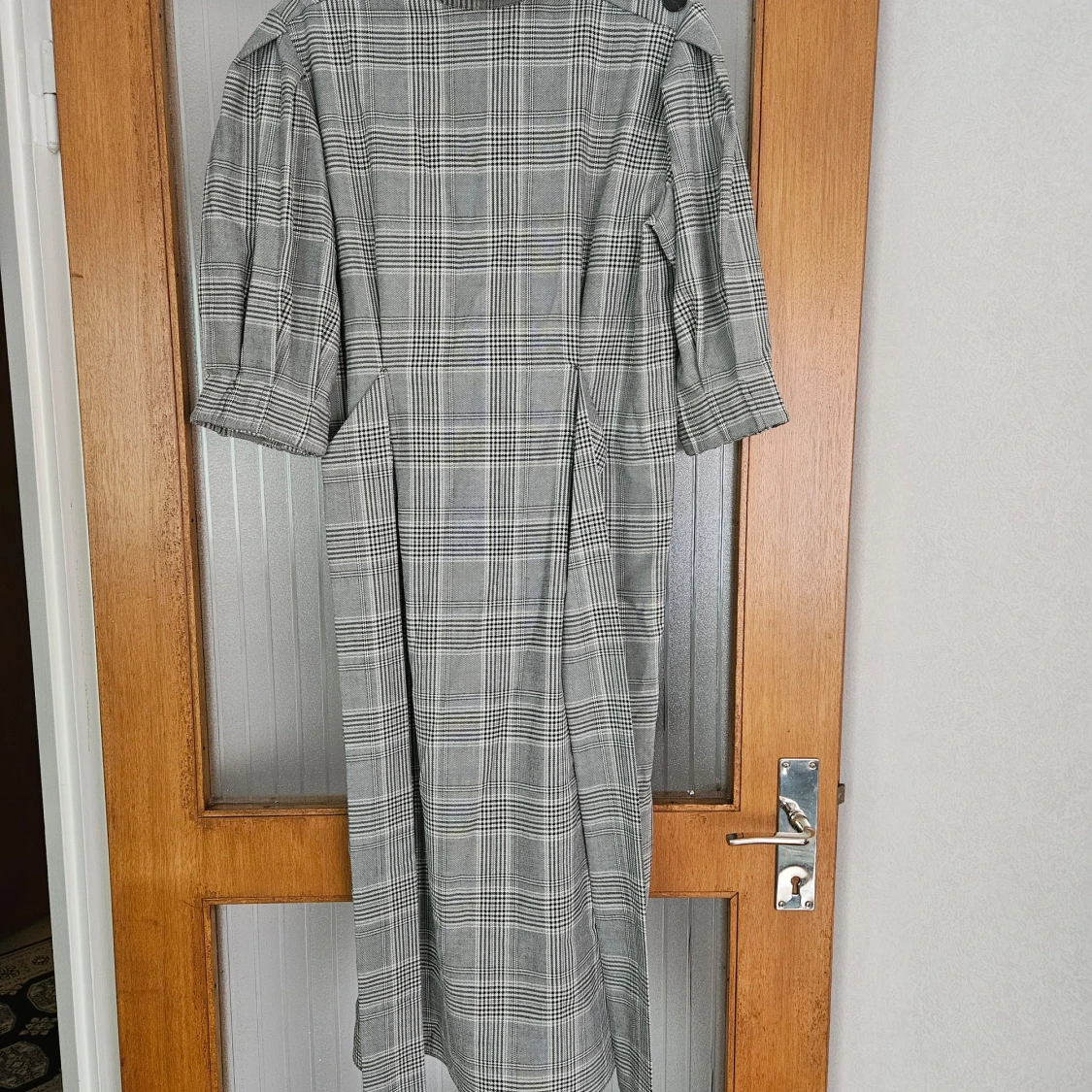 Grå rutig klänning med knappar