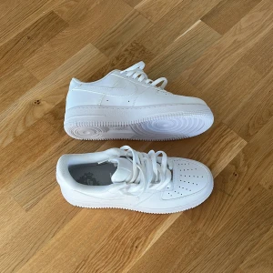 Nike Air Force 1 (strl 42) - Säljer ett par Nike Air Force 1 vita, helt nya. Inte original. Storlek: 42 Skick: 10/10 (nya)