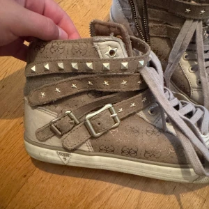 Guess skor - Skitsnygga guess skor i beige färg. Kommer inte till användning därav säljs de, i bra skick men använda. 150kr  (OBS gratis frakt)