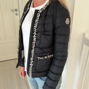 Moncler cardigan  - Supersnygg Moncler cardigan i modellen Hiva giubbotto- inga defekter, äkta! Strl 152 , sitter som XXS/XS🩷 ‼️mina egna bilder 