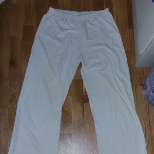 Byxa - Inte helt vitt