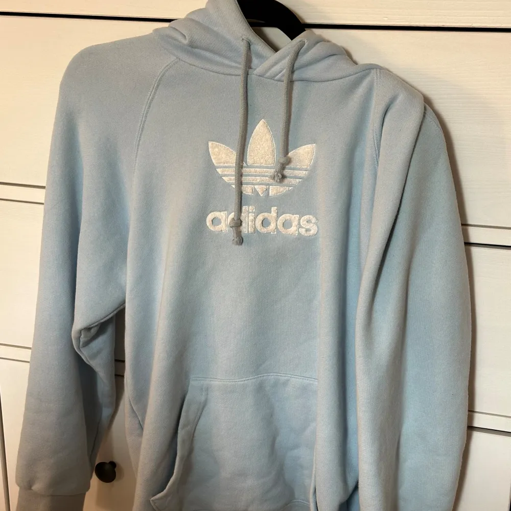 Som ny adidas hoodie Den är i en fin blå färg (syns inte så bra på andra bilden). Hoodies.