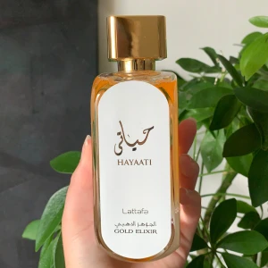 Hayati gold elexir - Parfym som jag blind köpte. Luktar super gott men kommer ej till användning. Orginal förpackning finns med och den har endast användts fåtal gånger. 