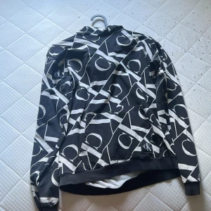 Calvin Klein hoodie - Calvin Klein hoodie i mycket bra skick passar perfekt för mig som är 170