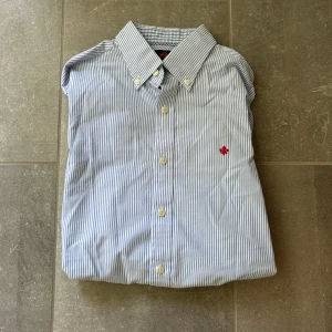 Morris skjorta - Tja! Säljer en fin Morris skjorta i bra skick. Storlek 39 (s). Hör av er vid frågor!