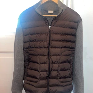 Moncler cardigan - Säljer nu min moncler cardigan i storlek L då den inte kommer till användning längre, cardiganen är i väldigt bra skick utan några defekter och har nfc Scan och tagg, ifall du har några frågor är det bara att skicka ett pm.