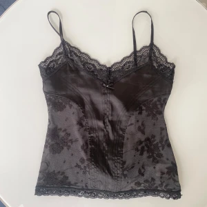 Spets linne - Super fin svart spetslinne med små paljetter på längst bröstet. Väldigt smickrande då spets materialet är lite genomskinligt (se bild 3). Storlek 34!☺️