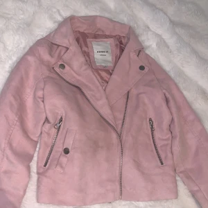 Fin rosa skin jaka  - Lite fluffig på utsidan och silke på insida. Väldigt fin och ingen rosa som är för färgglada 