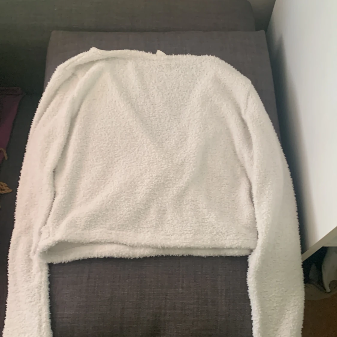 Vit lurvig Criss-Corss tröja - 90