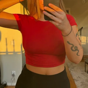 T-shirt med öppen rygg - Endast testad🤍