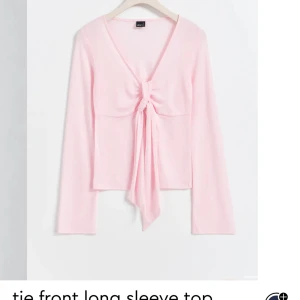 Rosa knyt topp från Gina tricot - Jättefin knyt topp från Gina i ljusrosa, den är i storlek xxs men sitter som en xs. Skriv för egna bilder. !TRYCK INTE PÅ KÖP NY KNAPPEN UTAN SKRIV!