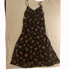 Klånning - Jättesöt blommig klänning från vero moda❤️